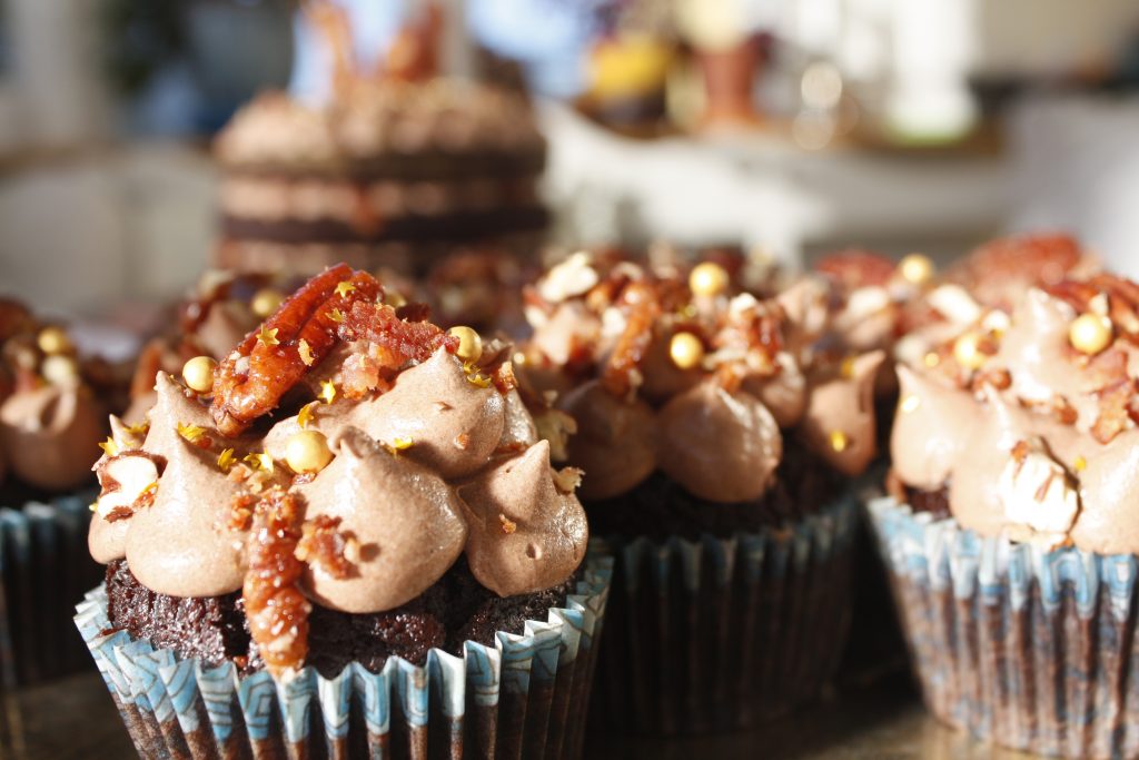 chocolate and stout cupcakes with crispy bacon delliedelicious